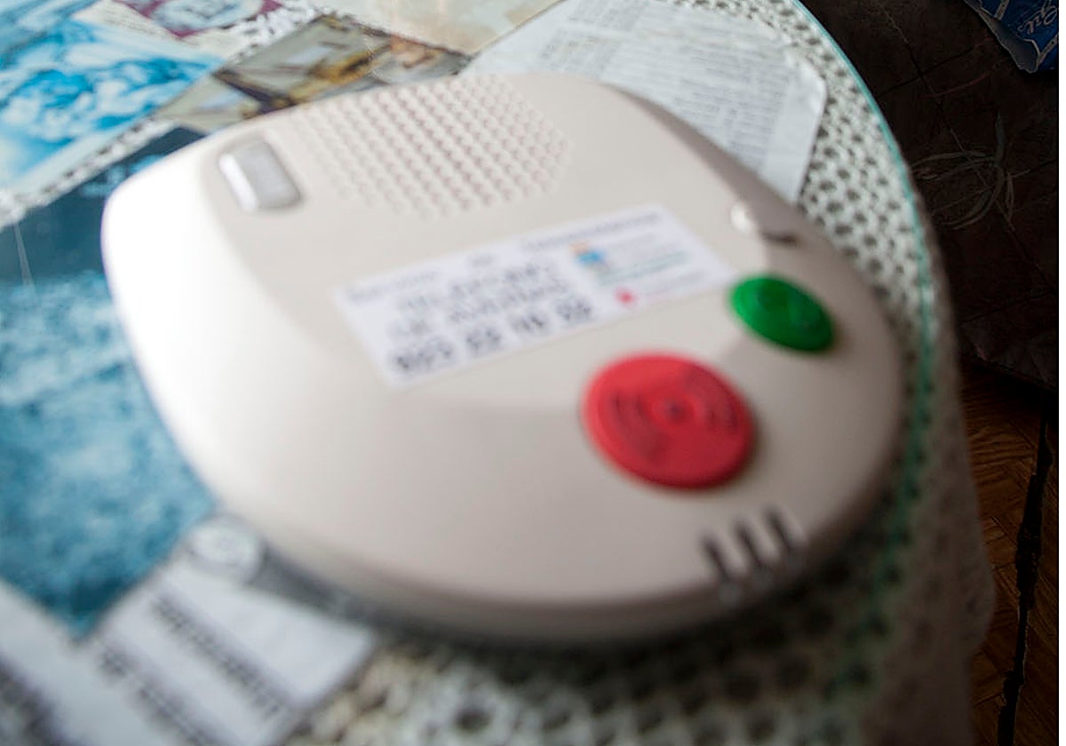 Uno de los aparatos de teleasistencia en una imagen de archivo