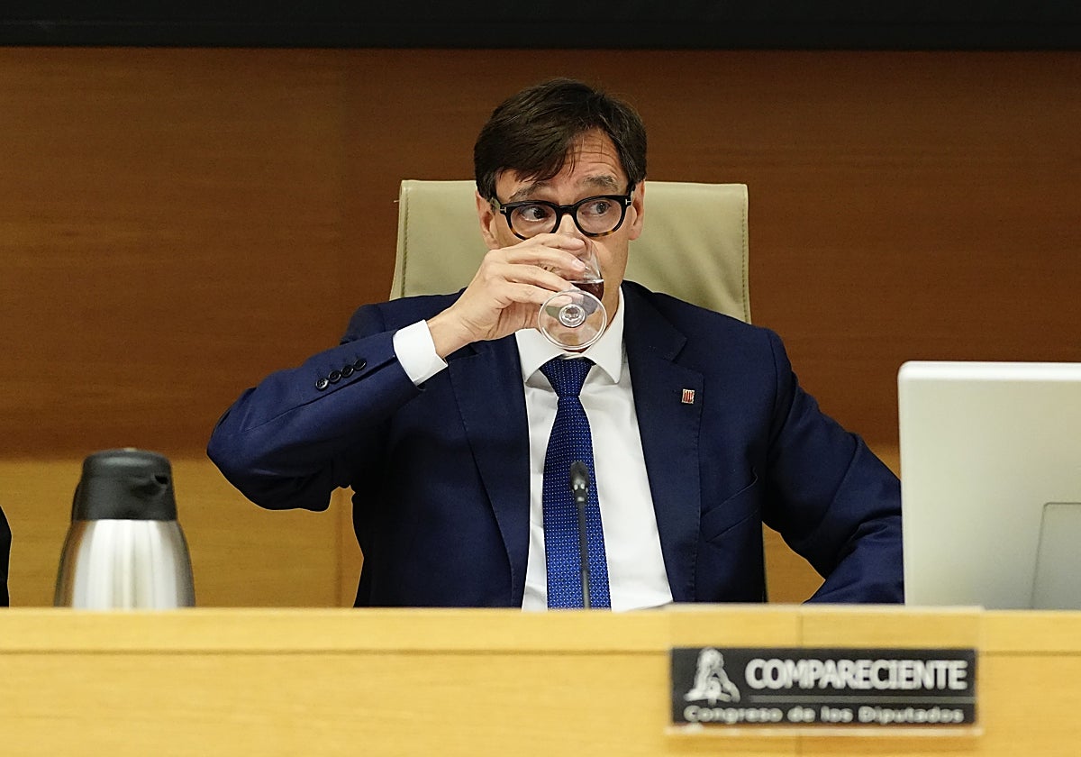 El exministro Salvador Illa bebe agua durante su comparecencia en la comisión de investigación del Congreso sobre la compra de mascarillas