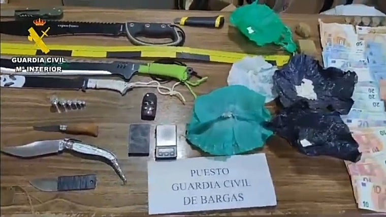 Parte de las armas, droga y dinero incautado a los arrestados