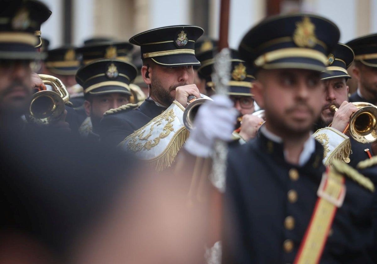 Integrantes de la banda de la Salud, el Martes Santo de 2024 en la procesión del Cristo de la Agonía