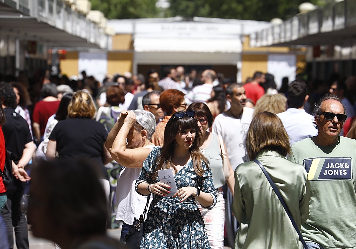 Una joven en la Feria del Libro