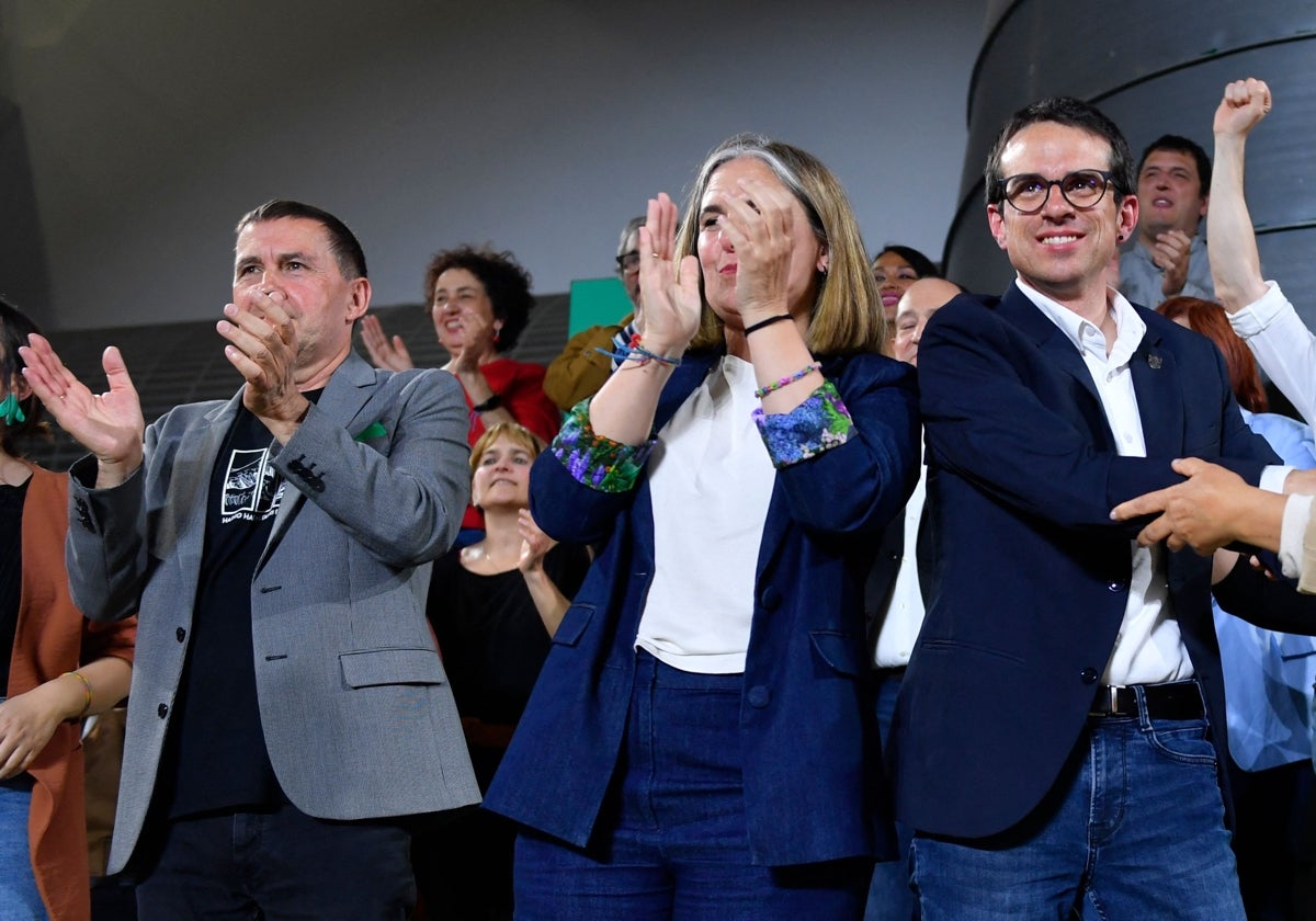 Arnaldo Otegi y Pello Otxandiano, durante la noche electoral del domingo en Bilbao