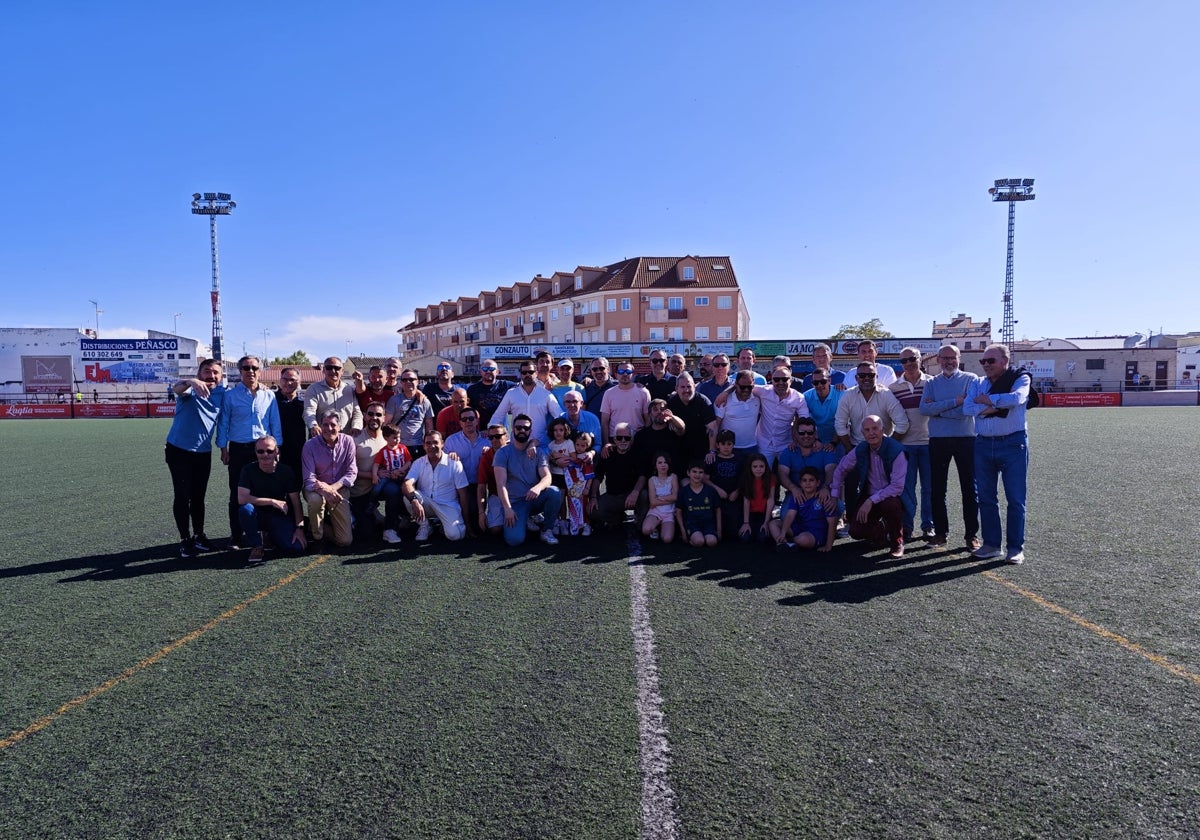 Arsenio Camacho recibió un emotivo homenaje el pasado domingo durante el descanso del partido CD Torrijos-Balompédica Conquense en el que estuvo acompañado por una cuarentena de sus antiguos compañeros. Este futbolista fue un defensa central que militó durante 16 temporadas consecutivas con el club torrijeño en la década de los 80 y 90. En la imagen, Arsenio es el que está en cuclillas con sus dos nietas.