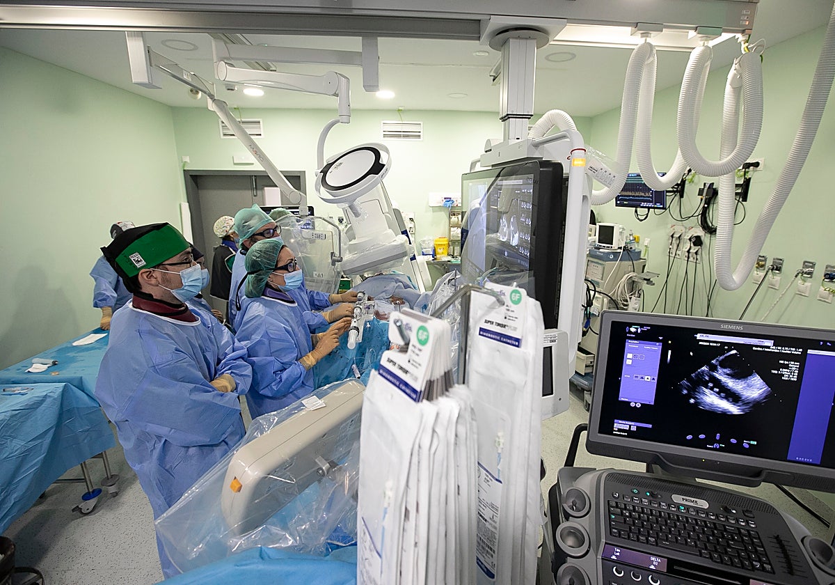 Sesión clínica en uno de los nuevos quirófanos del Hospital Reina Sofía de Córdoba