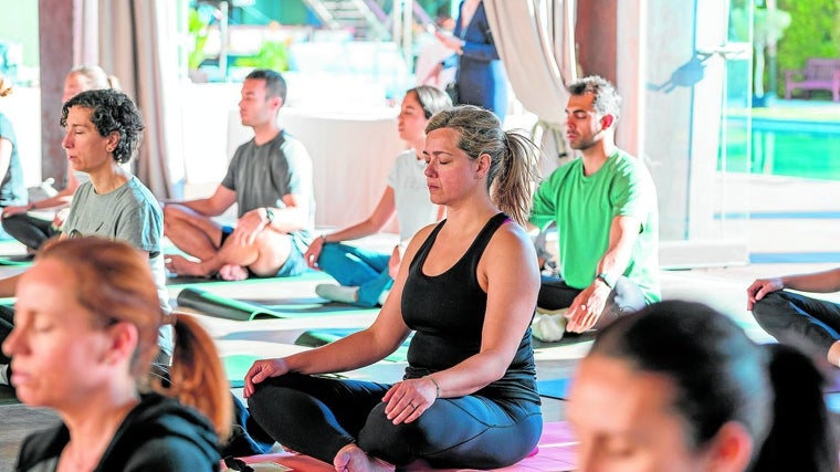 Participantes durante la sesión de meditación organizado por el grupo Vocento