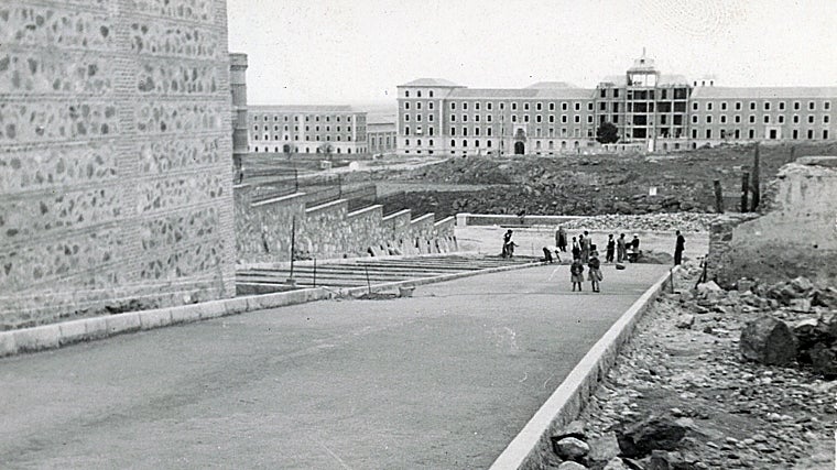 Vista de las obras de la Academia de Infantería de Toledo desde la cuesta de Capuchinos