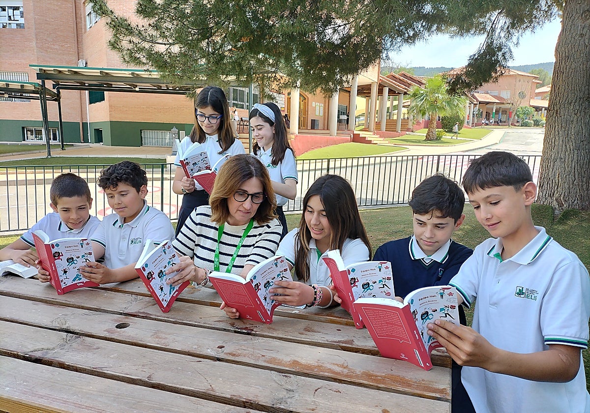 Imagen de alumnos durante una actividad lectora en ELIS Murcia