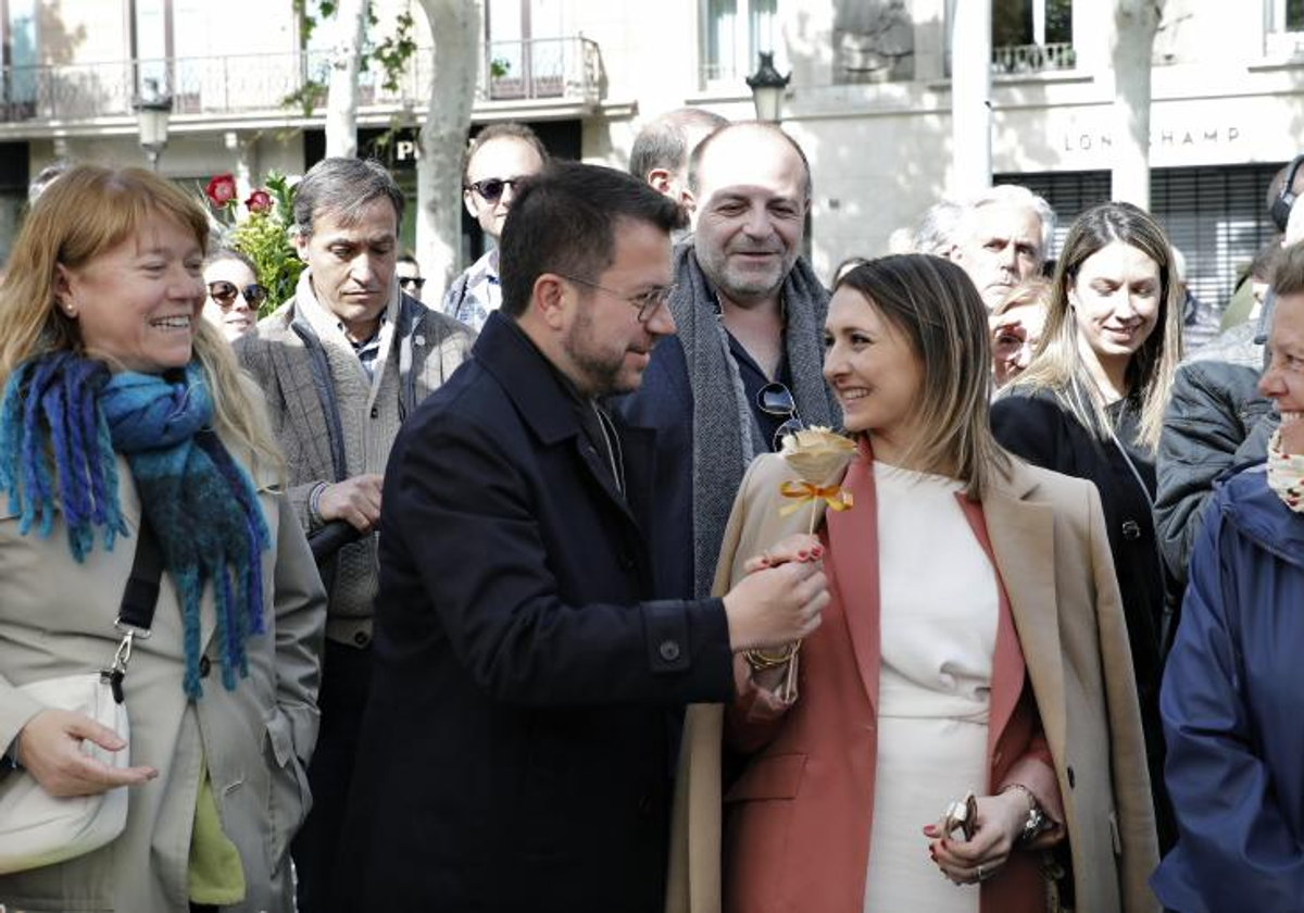 Pere Aragonès, presidente de la Generalitat de Cataluña, ayer, entregando una rosa a su esposa, con motivo del día de Sant Jordi, en las calles de Barcelona