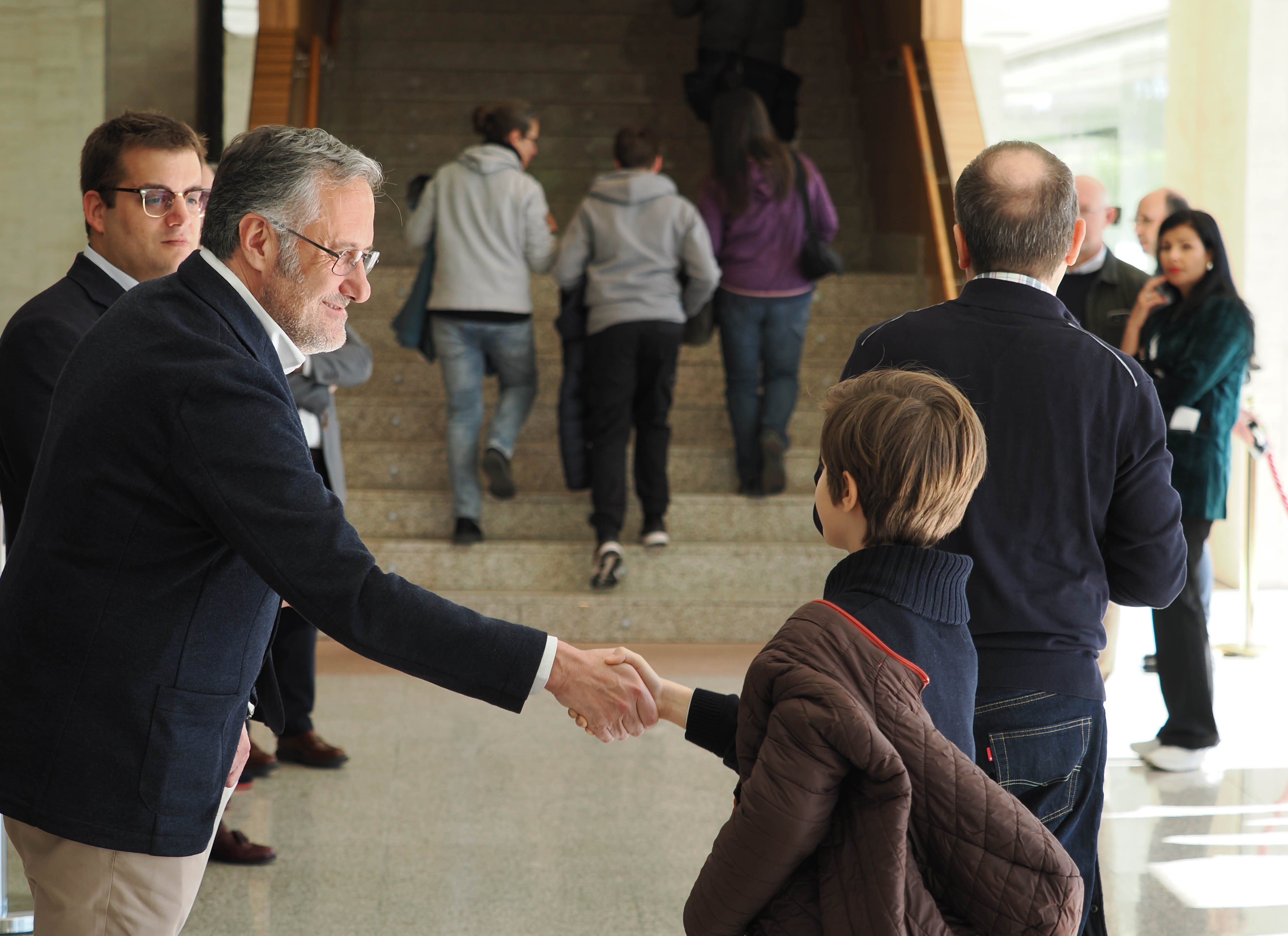 El presidente de las Cortes saluda a los visitantes al Parlamento