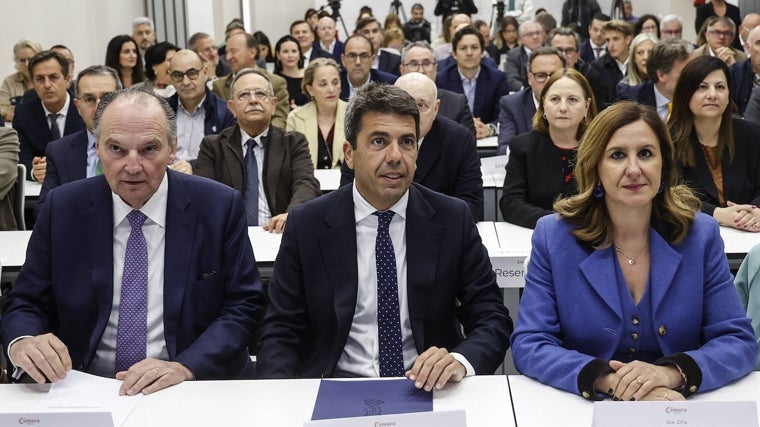 Imagen del presidente del Consejo de Cámaras de Comercio de la Comunidad Valenciana, José Vicente Morata; el presidente de la Generalitat Valenciana, Carlos Mazón; y la alcaldesa de Valencia, María José Catalá, este martes, durante la presentación del estudio sobre el aeropuerto de Manises