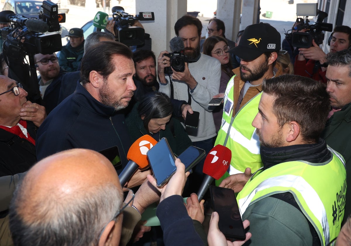 El ministro de Transportes, Óscar Puente, charla con agricultores a su llegada a Villalar en el Día de Castilla y León