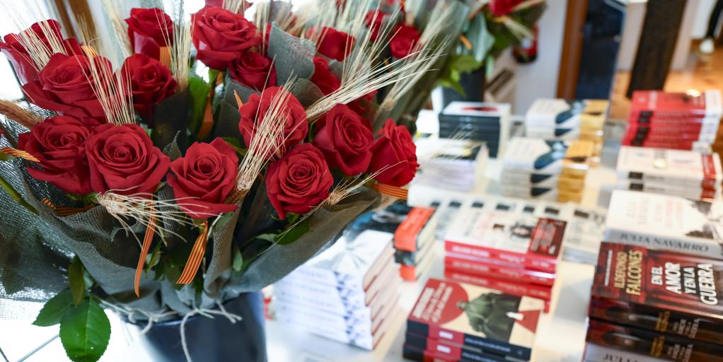 ¿Qué se celebra en Sant Jordi y por qué se regala un libro y una rosa?