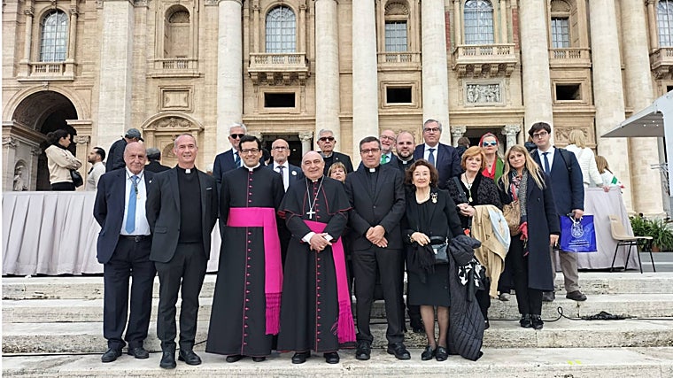 El Papa Francisco recibe al Arzobispo de Valencia y a la Comisión del Centenario de la Coronación de la Virgen de los Desamparados