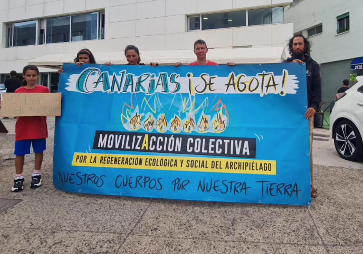 Colectivo convocante de los escraches en la vivienda familiar de Clavijo, frente al centro sanitario