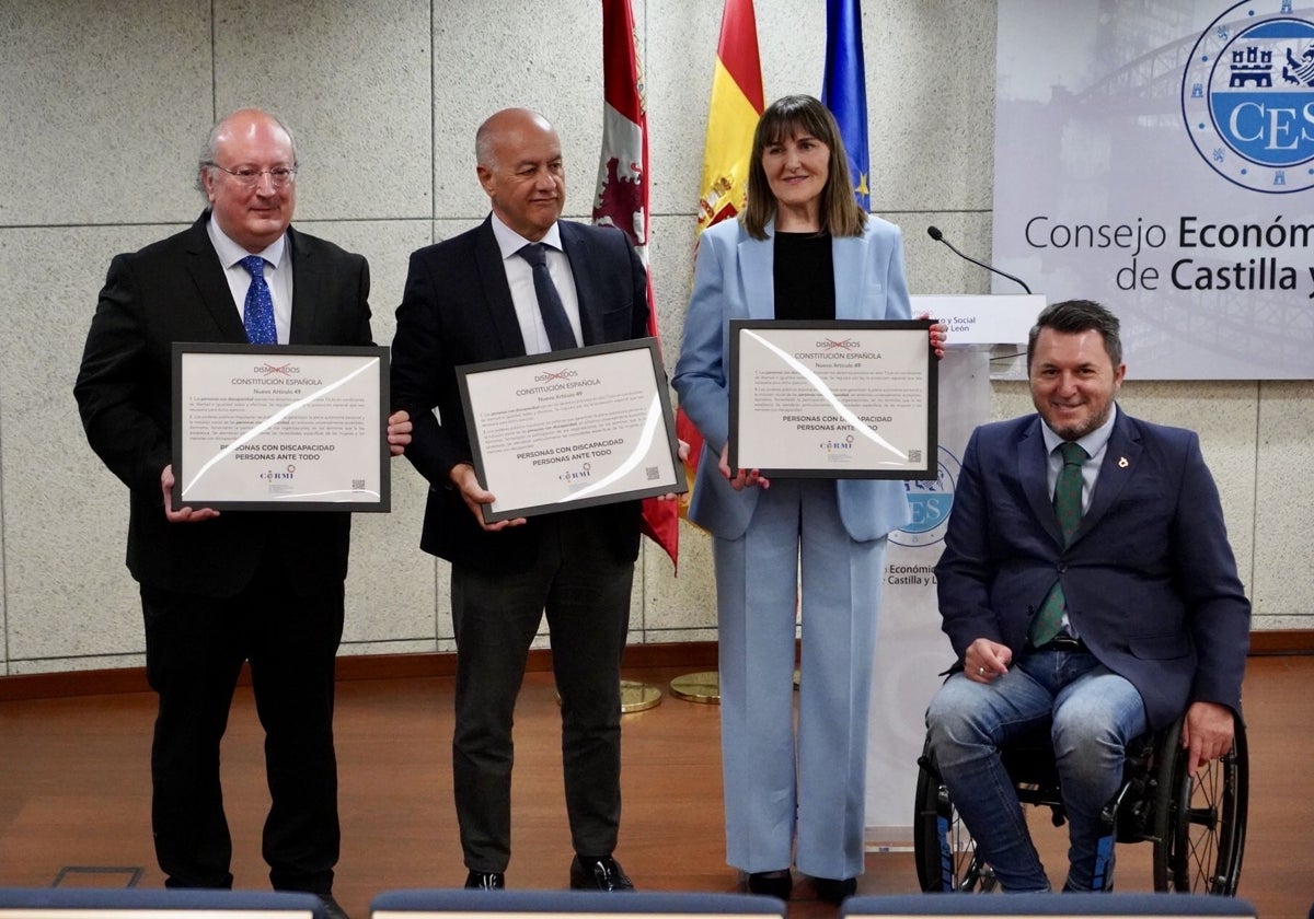 Enrique Cabero (CES), Miguel Ángel García Nieto (PP) y Yolanda Sacristán (PSOE), reciben el reconocimiento de Cermi de manos de su presidente, Francisco J. Sardón