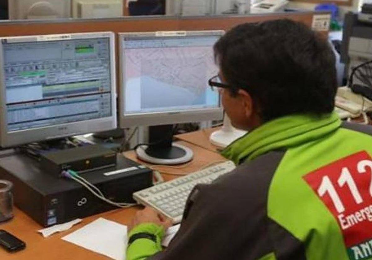 Un operador del servicio de Emergencias 112
