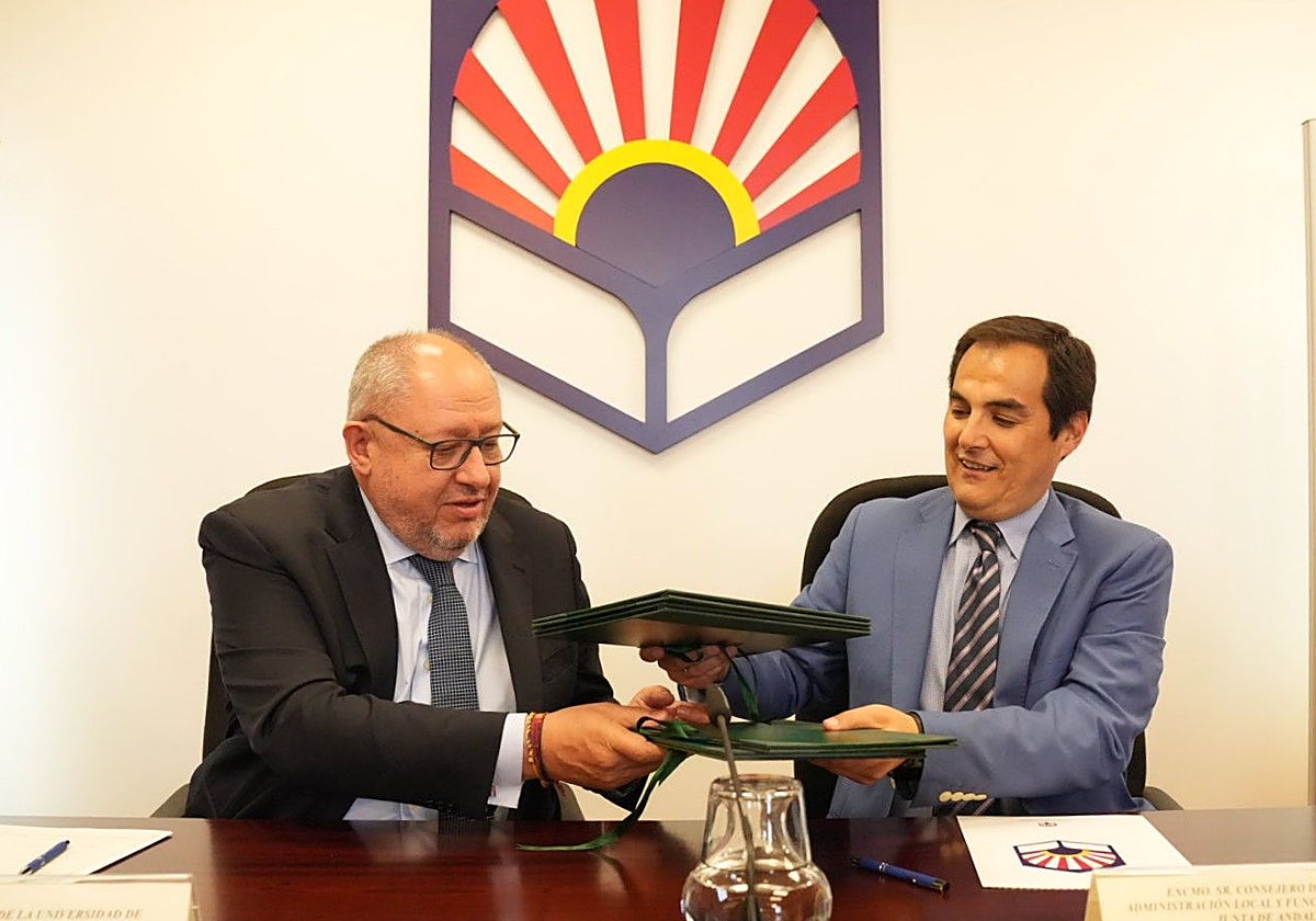 Manuel Torralbo y José Antonio Nieto, durante la firma del convenio