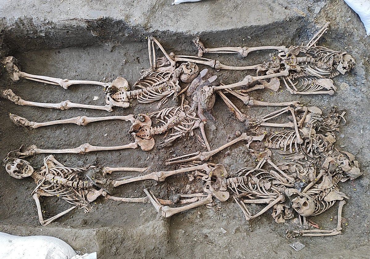 Fosa común donde se encontraban los cadáveres ahora exhumados