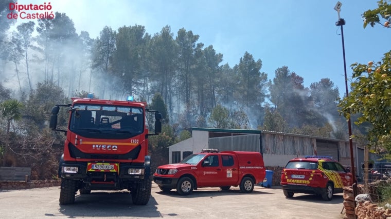 Dispositivo de bomberos y Emergencias desplegado por el fuego en Onda.