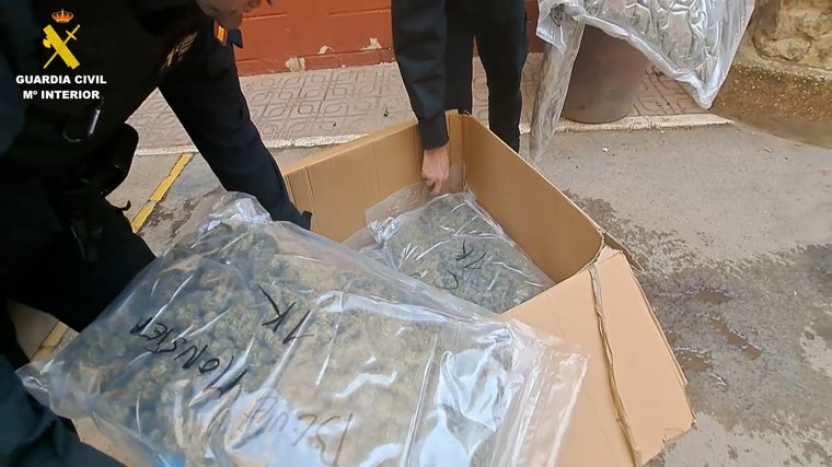 Detenido en Villarrobledo por conducir una furgoneta cargada con 155 kilos de marihuana