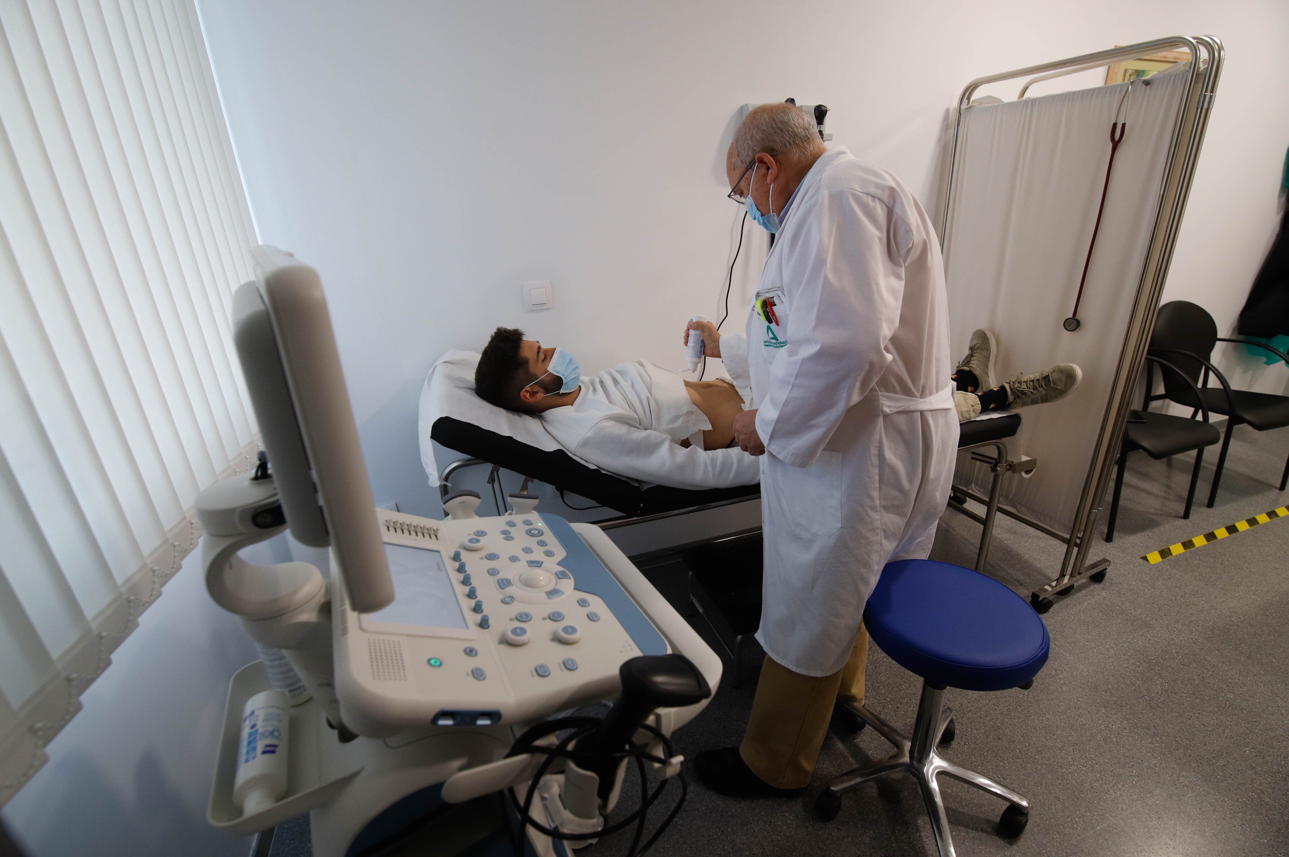 Un médico examina a un paciente en un centro del SAS en Córdoba
