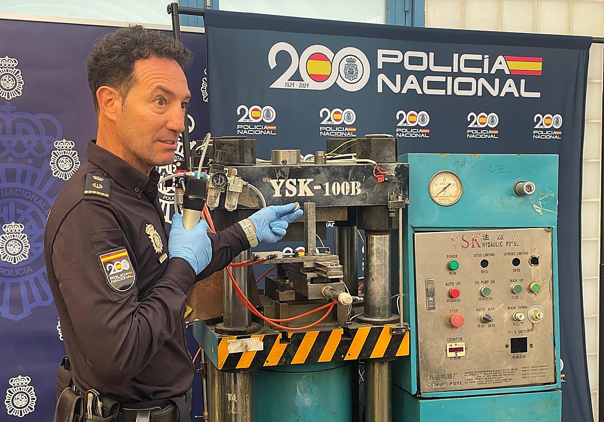 Un agente explica cómo funciona una de las máquinas de réplicas de monedas