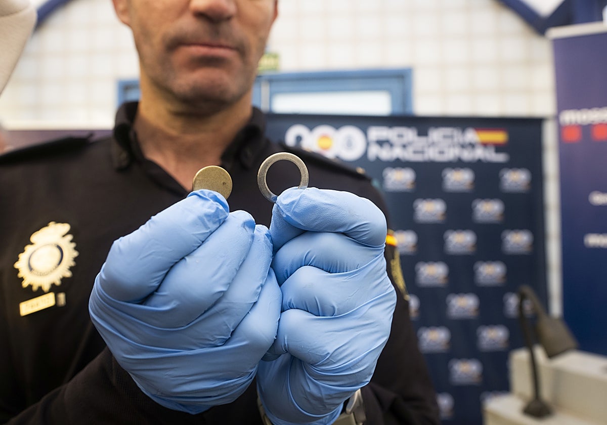 Una anilla y un núcleo utilizados en la falsificación por esta mafia china