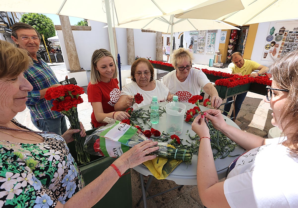 Personas realizan los preparativos de las cruces
