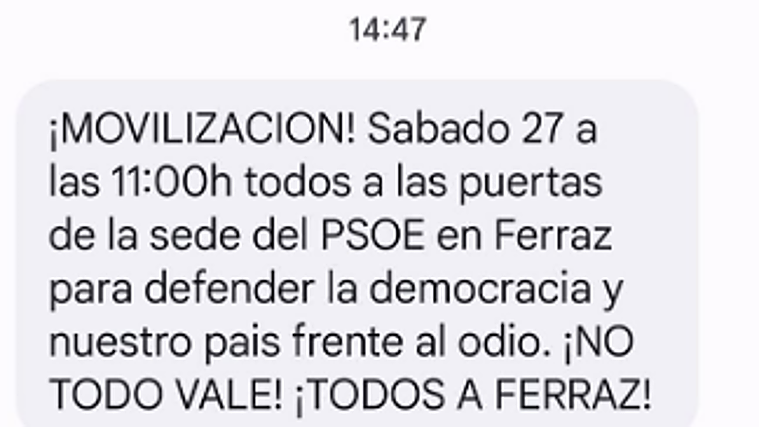 Manifestaciones a favor y en contra de Pedro Sánchez coinciden este jueves por la tarde en Ferraz