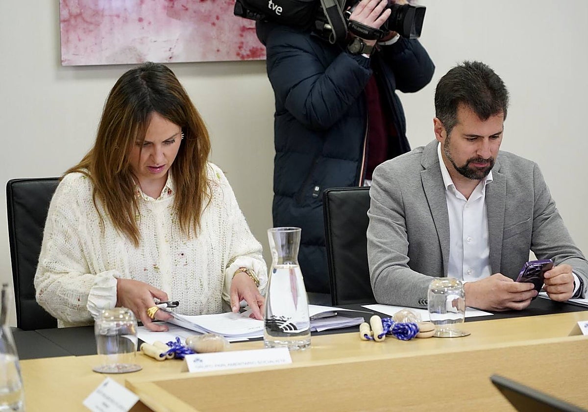 El portavoz del Grupo Socialista, Luis Tudanca, durante la Junta de Portavoces. Junto a él, la socialista Patricia Gómez