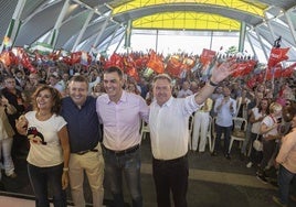 El PSOE andaluz pide a Pedro Sánchez que continúe y clama contra «la campaña política de acoso»