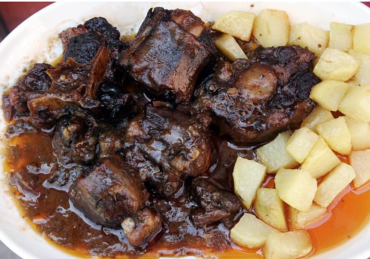 Un plato elaborado con carne en un restaurante.