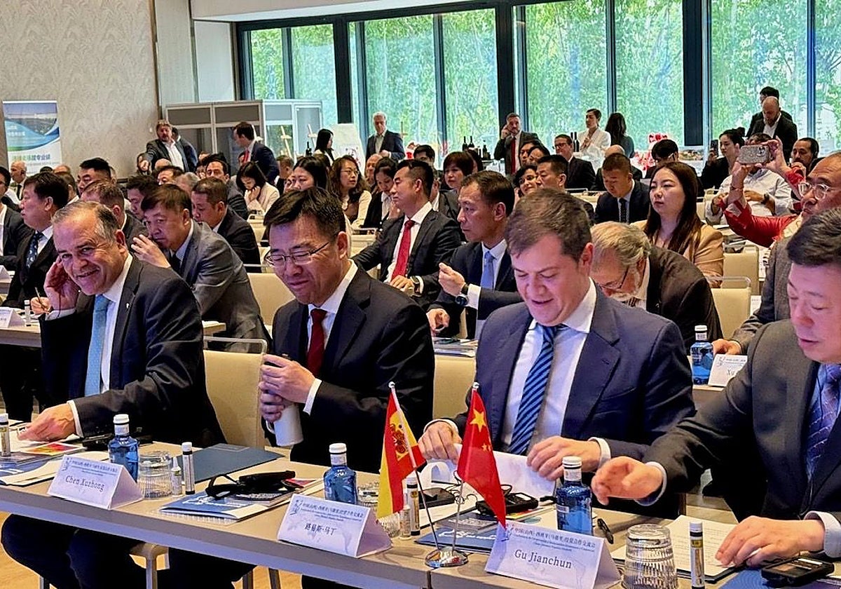 José Julián Gregorio, a la izquierda, en la Conferencia de Cooperación e Intercambio Económico y Comercial  China-España