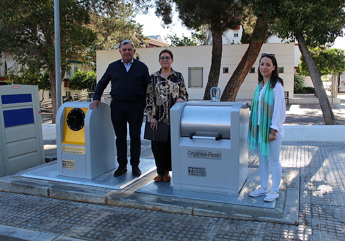 Charo Valverde, edil de Medio Ambiente (en el centro), con técnicos de Epremas