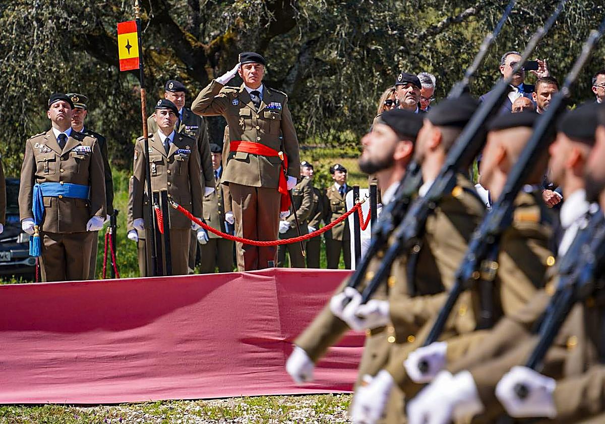 Las tropas, desfilando ante el general de la Brigada, Fernando Ruiz Gómez