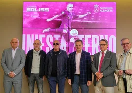 A la rueda de prensa de este jueves asistió José Antonio Iniesta (con gafas), padre del jugador; Manuel Serrano, alcalde de Albacete; y César Duro, presidente de la Fundación Soliss