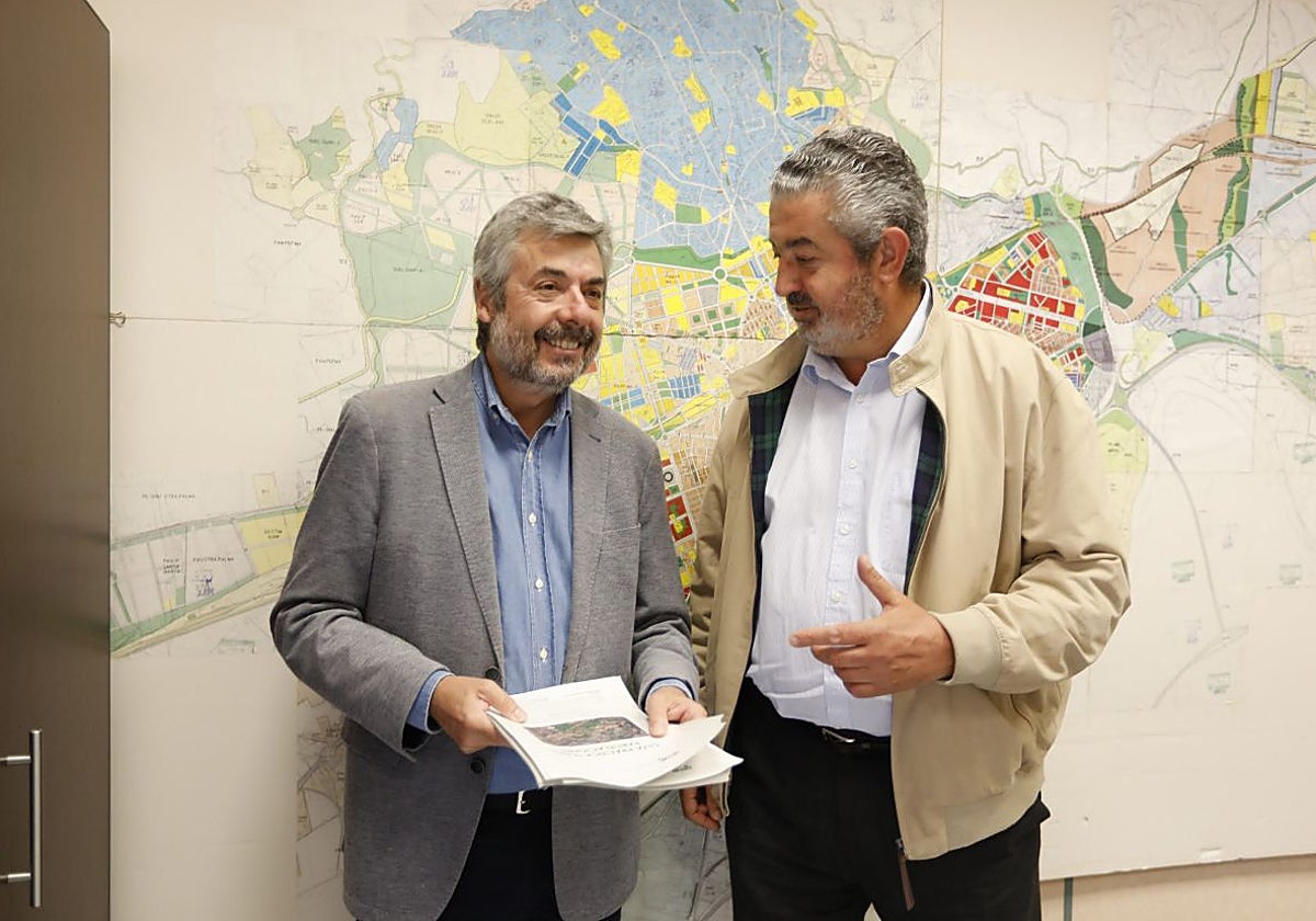 Miguel Ángel Torrico y José Tomás Valverde, al presentar la guía