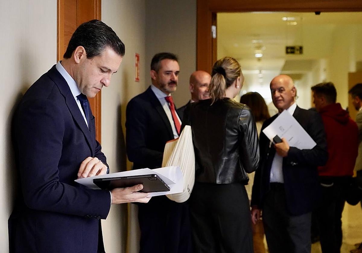 El portavoz del Grupo Popular, Raúl de la Hoz, momentos antes de entrar a la Junta de Portavoces