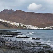 El pueblo secreto de España que está a orillas de una playa volcánica: dónde está y cómo llegar