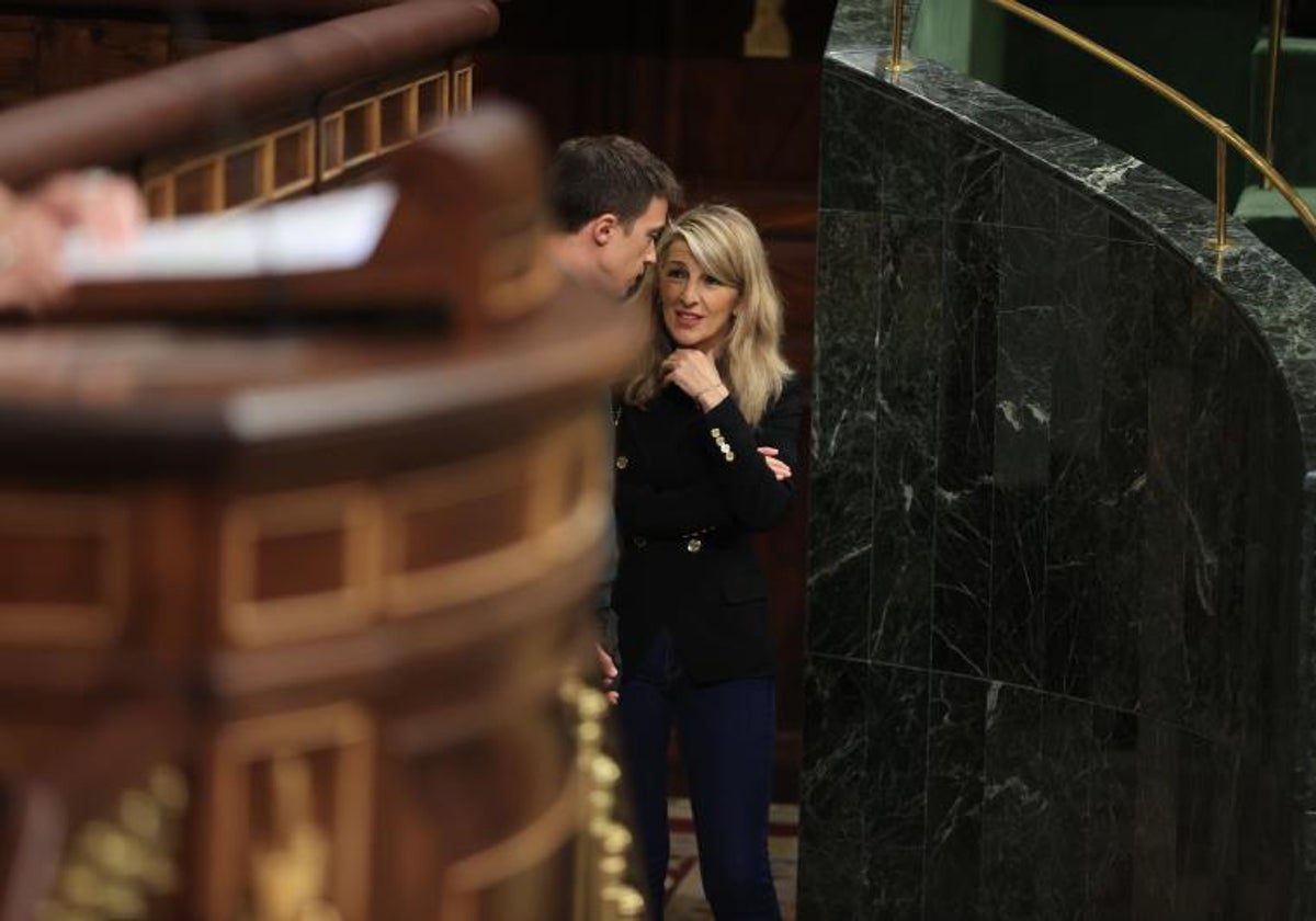 La líder de Sumar, Yolanda Díaz, y el portavoz en el Congreso Íñigo Errejón departen en la Cámara Baja