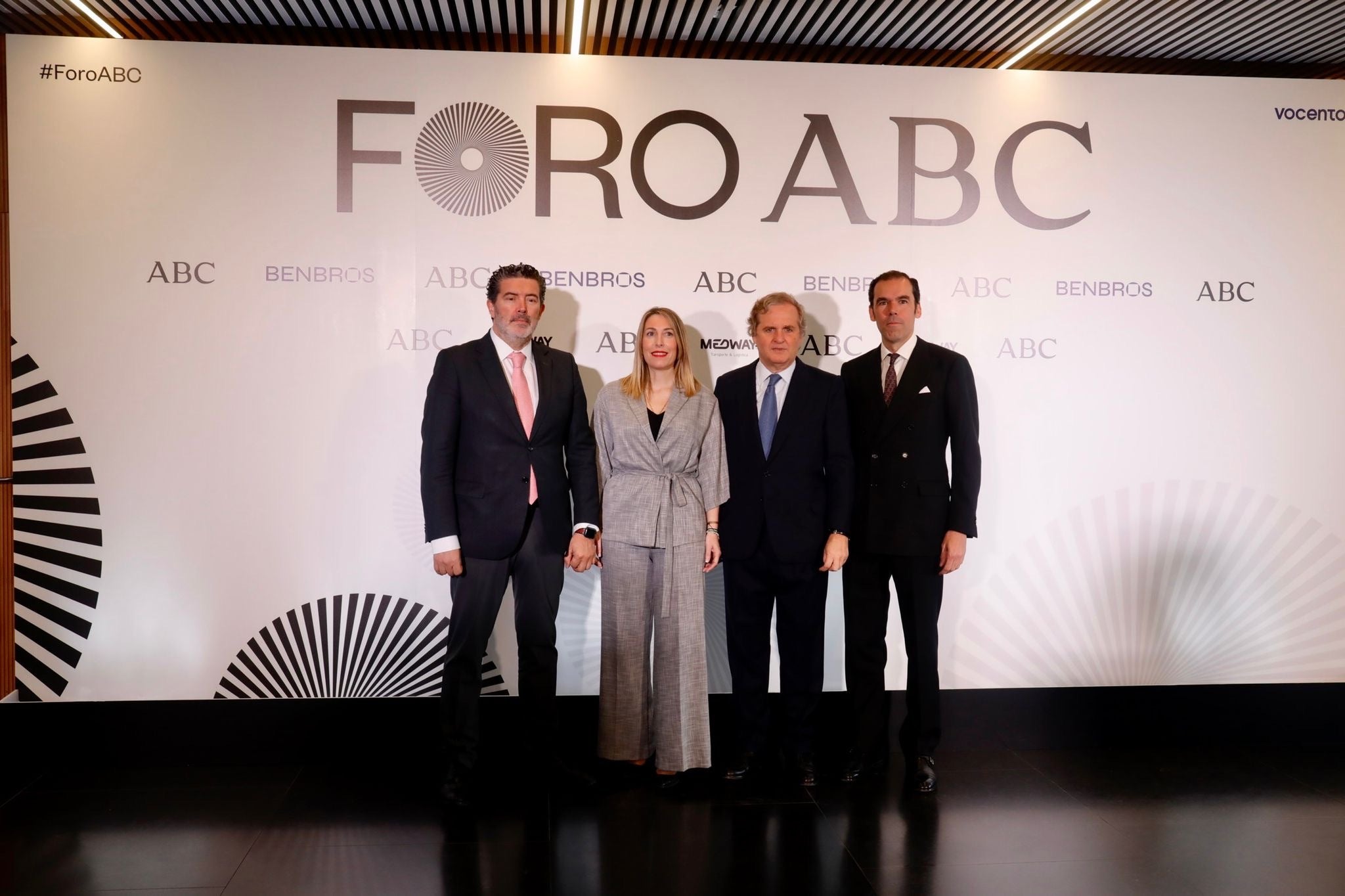 La presidenta extremeña María Guardiola, protagonista del último Foro ABC, posa rodeada del director de ABC Julián Quirós, el presidente de Vocento Ignacio Ybarra y el presidente de Benbros, Rafael Benjumea