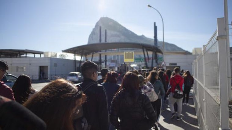 Una de las frecuentes colas de personas que esperan para entrar en Gibraltar desde La Línea a través de la Verja