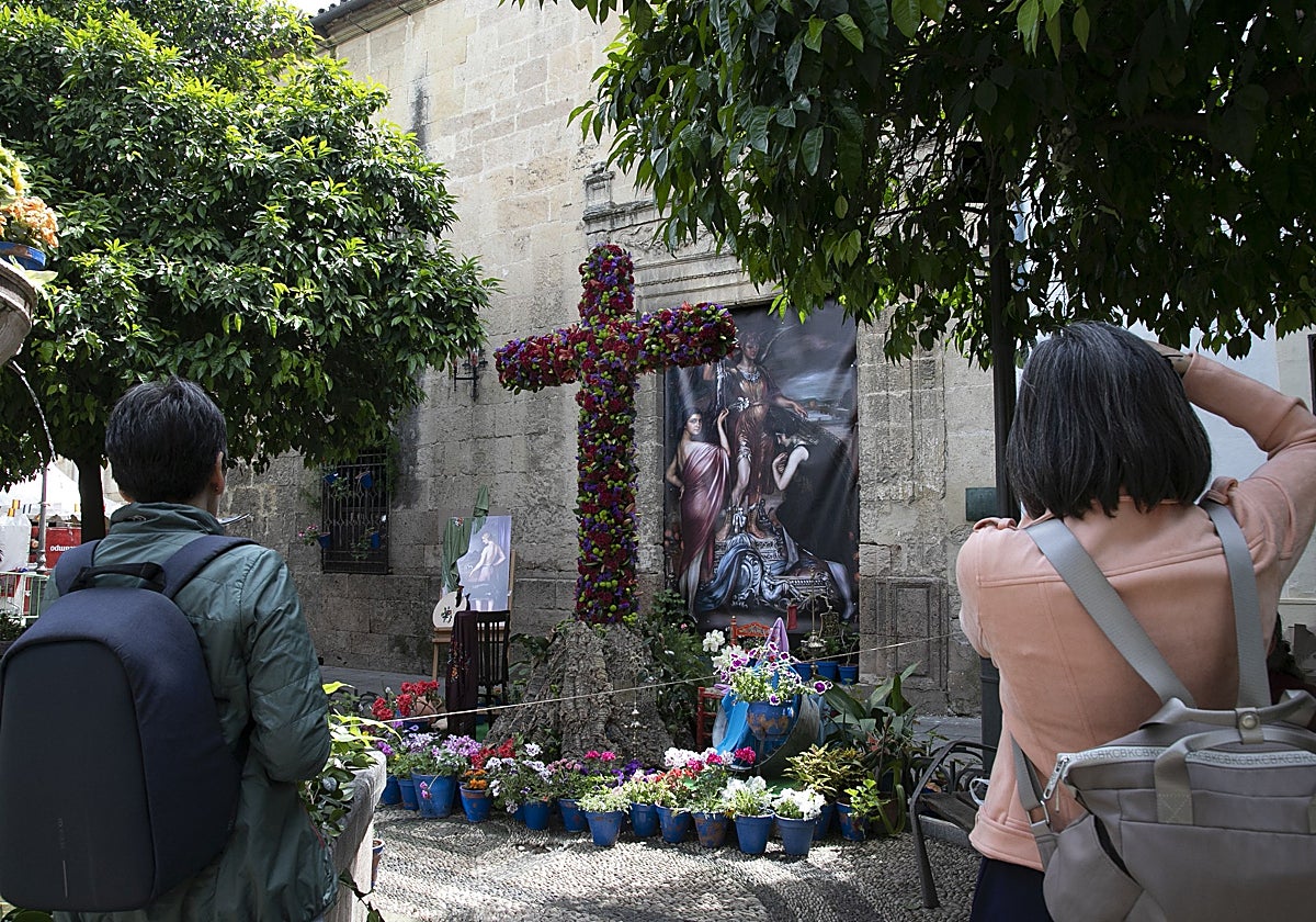 Cruz de la hermandad de las Penas en la plaza de San Andrés