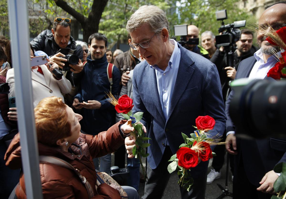 Feijóo visita Barcelona el Día de Sant Jordi