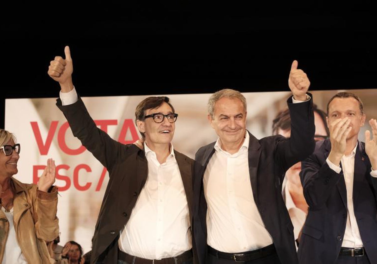 El expresidente del Gobierno José Luis Rodríguez Zapatero (2d) apoya al candidato del PSC a las elecciones catalanas, Salvador Illa (2i), durante un acto de campaña electoral del PSC