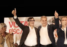 El expresidente del Gobierno José Luis Rodríguez Zapatero (2d) apoya al candidato del PSC a las elecciones catalanas, Salvador Illa (2i), durante un acto de campaña electoral del PSC