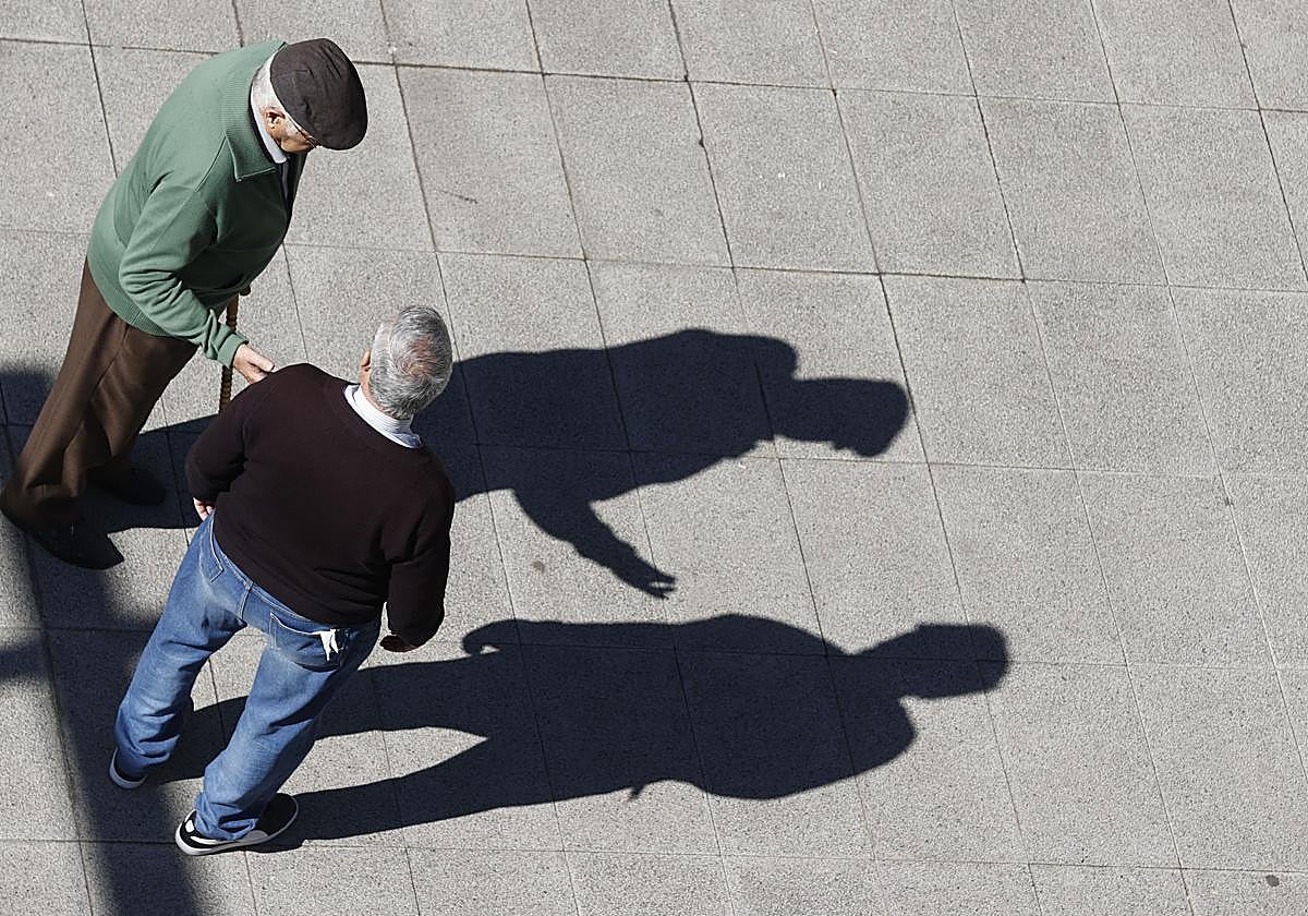 Dos jubilados hablando en la calle en una foto de archivo