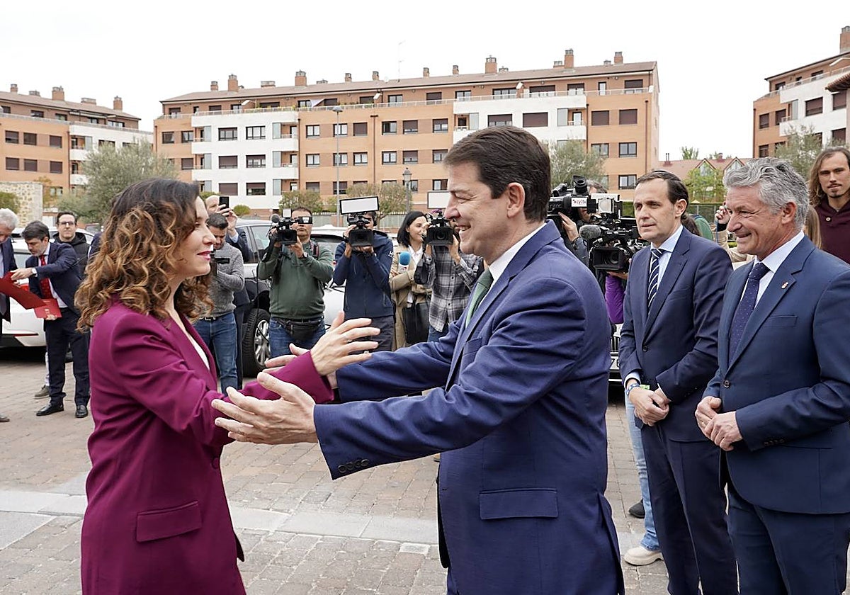 La presidenta de la Comunidad de Madrid, Isabel Díaz Ayuso, saluda al presidente de la Junta de Castilla y León, Alfonso Fernández Mañueco