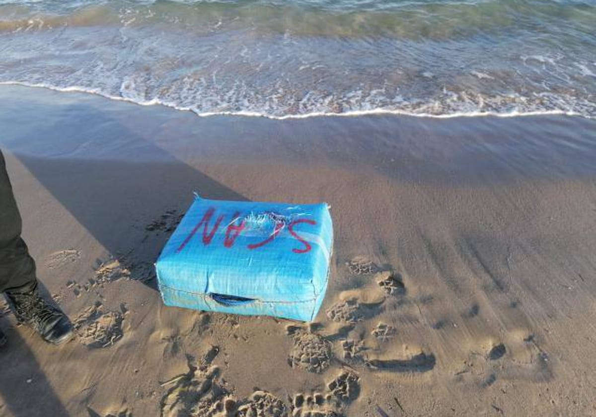 Imagen del fardo de droga localizado en la playa de El Campello (Alicante)