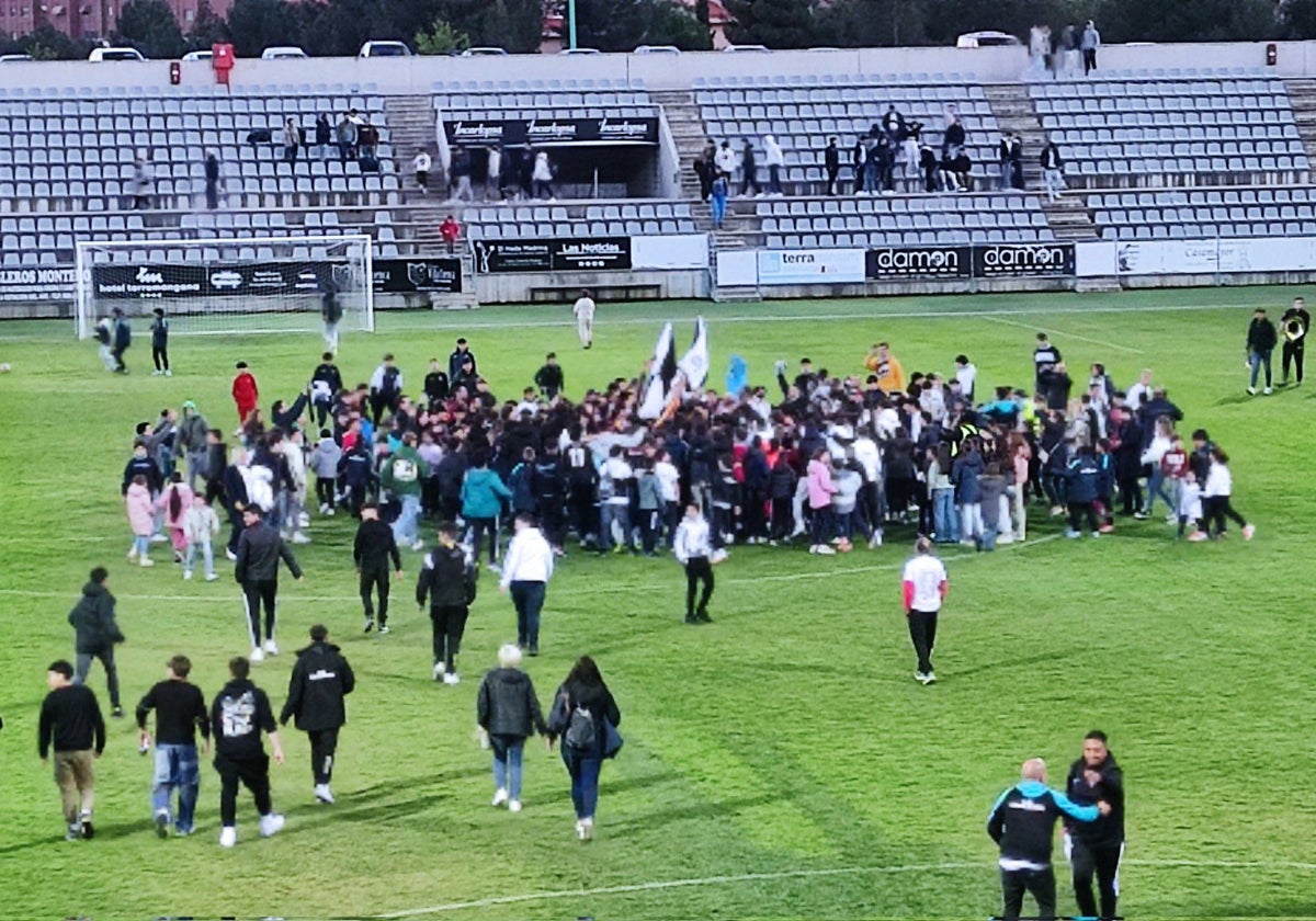 Al final del partido en 'La Fuensanta' hubo invasión de campo